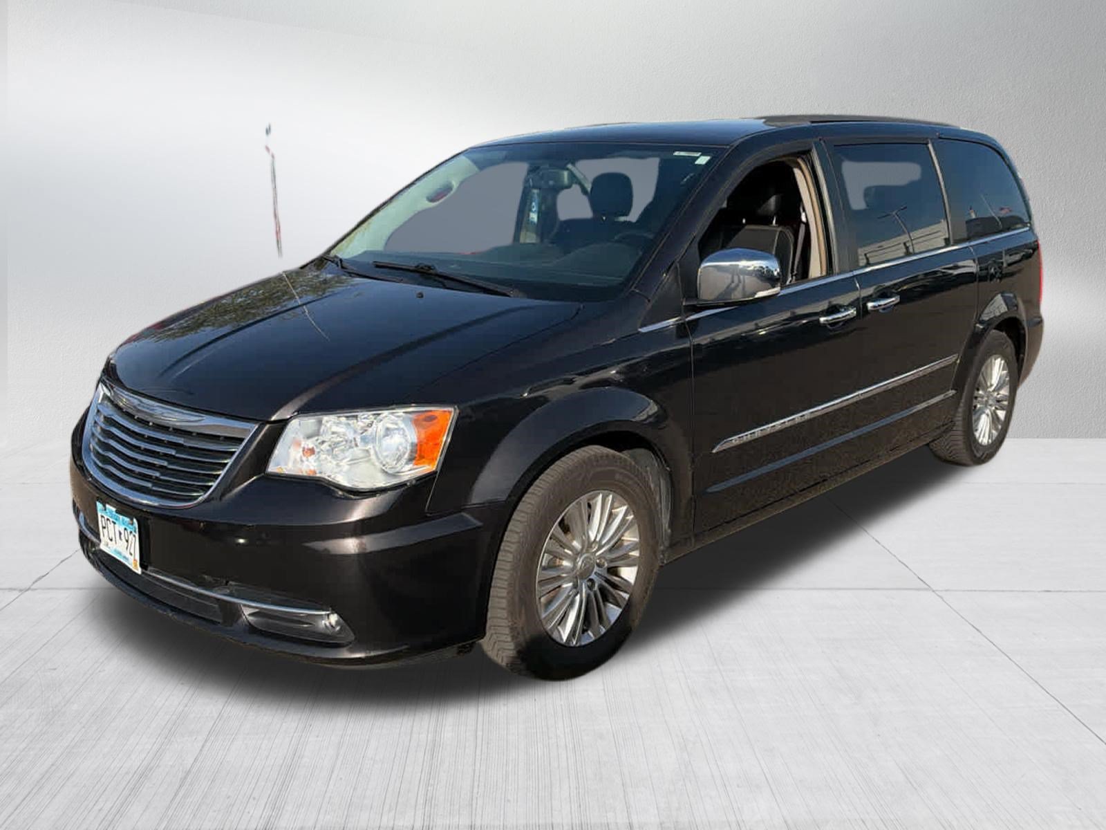 Used 2015 Chrysler Town & Country Touring-L w/ Driver Convenience Group FWD image 3