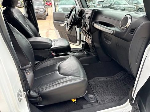 Used 2018 Jeep Wrangler Unlimited Sahara w/ Connectivity Group AWD/4WD image 16