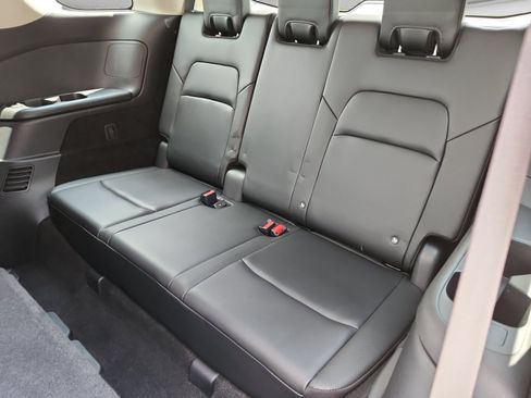 Used 2023 Nissan Pathfinder SL AWD/4WD image 14