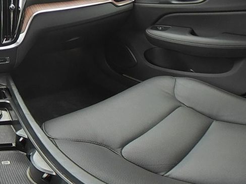 Used 2025 Volvo V60 B5 Cross Country Plus image 24