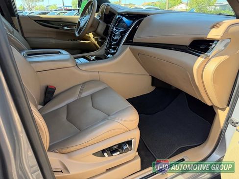 Used 2018 Cadillac Escalade ESV Platinum AWD/4WD image 29