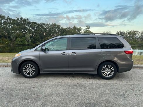 Used 2018 Toyota Sienna XLE image 2