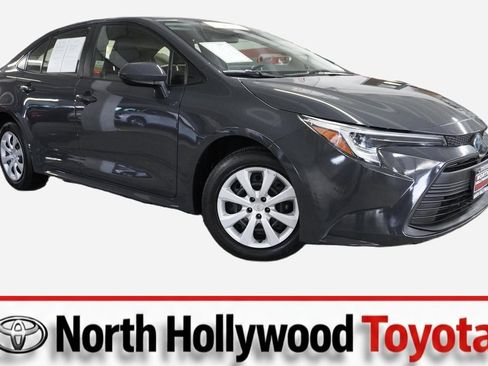 Used 2023 Toyota Corolla LE image 2