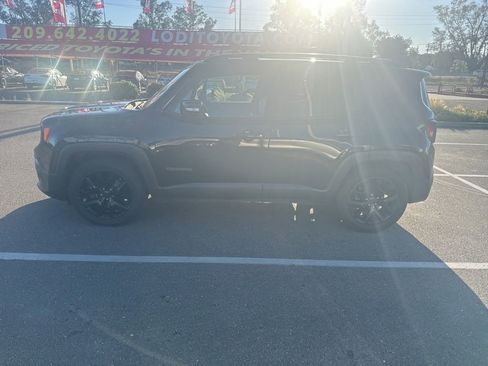 Used 2018 Jeep Renegade Altitude w/ UConnect 8.4 Nav Group FWD image 2