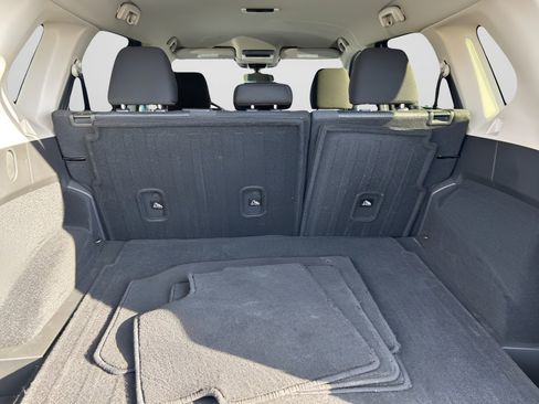 Used 2025 Nissan Rogue SV image 9