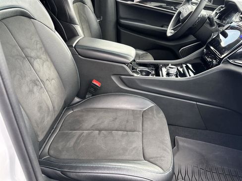 Used 2023 Jeep Grand Cherokee Trailhawk image 17