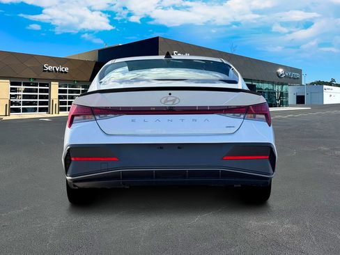 New 2025 Hyundai Elantra SEL FWD image 7