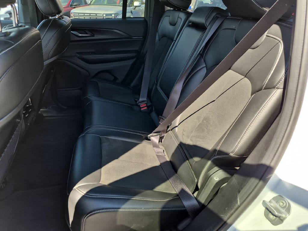 Used 2025 Jeep Grand Cherokee Altitude AWD/4WD image 28