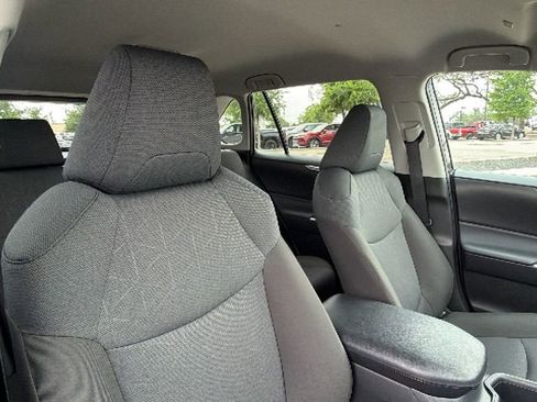 Certified 2025 Toyota RAV4 XLE FWD image 40