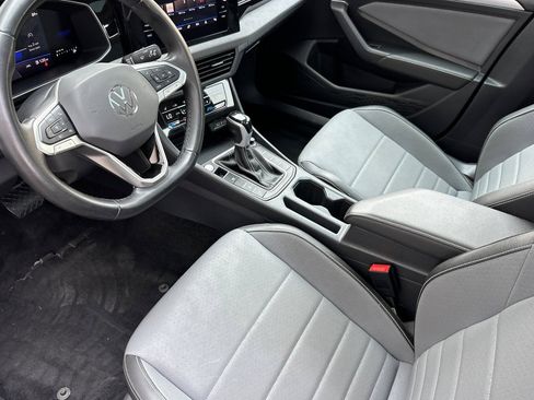 Used 2025 Volkswagen Jetta SE FWD image 9