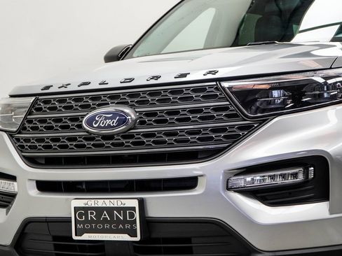 Used 2022 Ford Explorer XLT w/ Equipment Group 202A image 2