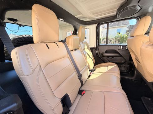 Used 2019 Jeep Wrangler Unlimited Sahara AWD/4WD image 21
