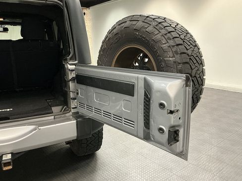 Used 2017 Jeep Wrangler Unlimited Sahara w/ Connectivity Group AWD/4WD image 24