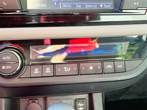 Used 2016 Toyota Corolla LE image 15