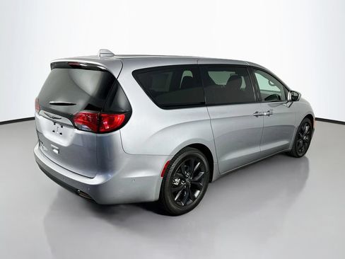 Used 2019 Chrysler Pacifica Touring Plus w/ Advanced Safetytec Group FWD image 7