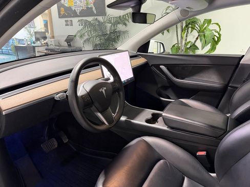 Used 2021 Tesla Model Y Long Range image 9