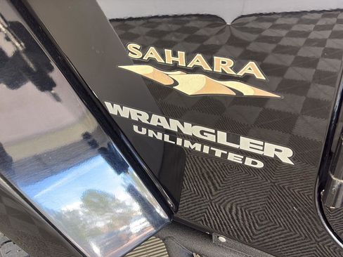 Used 2015 Jeep Wrangler Unlimited Sahara w/ Connectivity Group AWD/4WD image 9