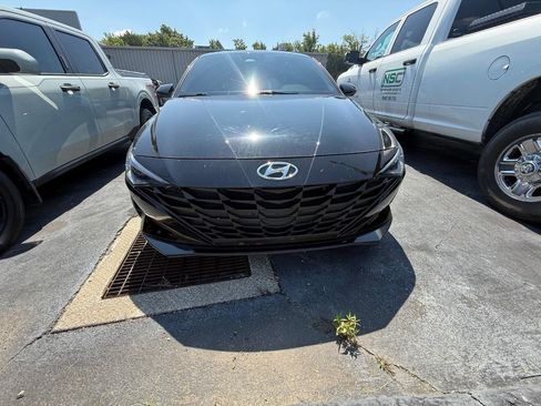 Used 2023 Hyundai Elantra Blue FWD image 3