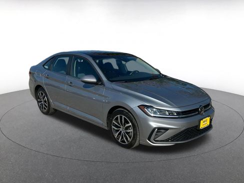 Used 2025 Volkswagen Jetta SE FWD image 1