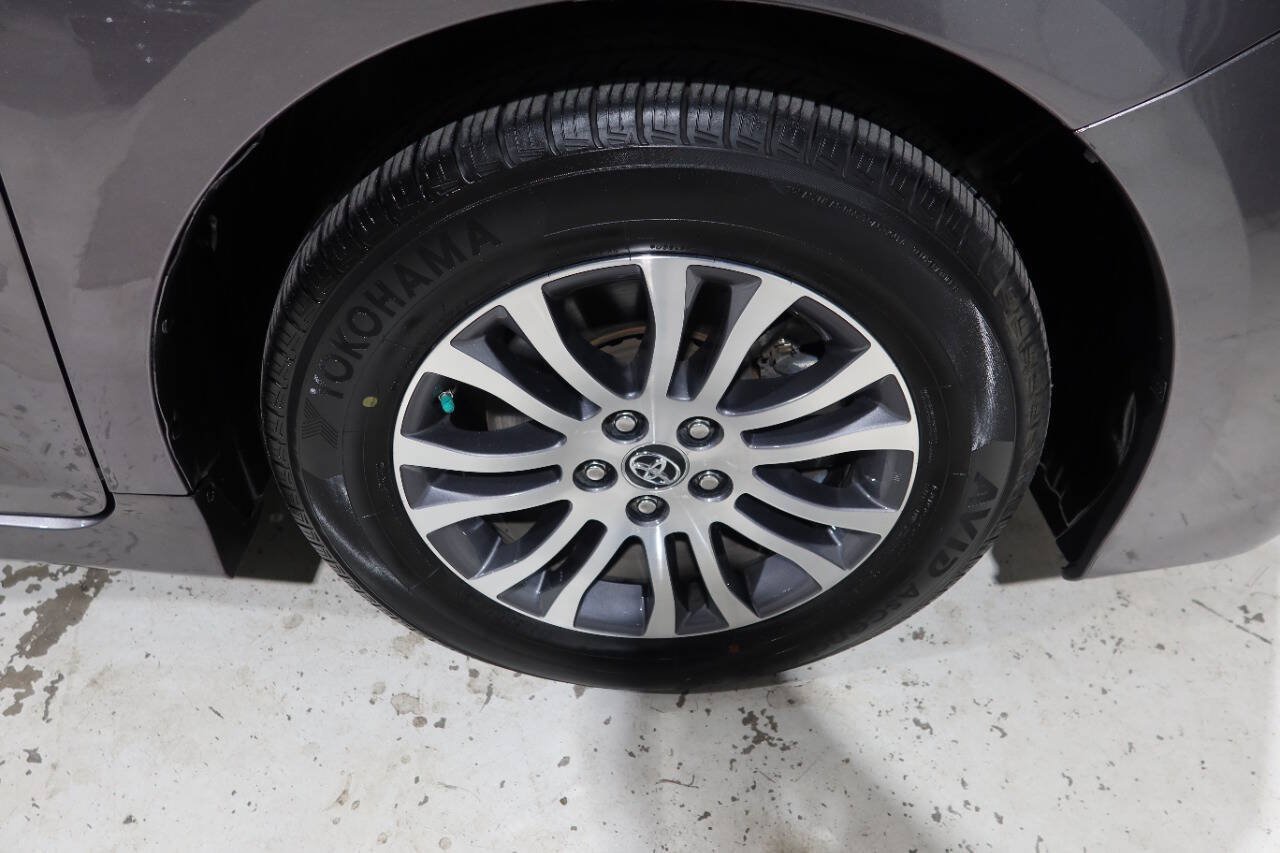 Used 2019 Toyota Sienna XLE w/ XLE Navigation Package FWD image 38