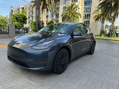 Used 2024 Tesla Model Y 2WD image 3