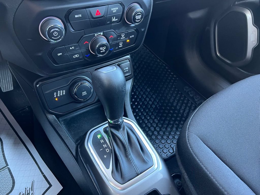 Used 2022 Jeep Renegade Latitude AWD/4WD image 38