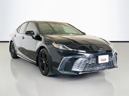 Used 2025 Toyota Camry SE image 3