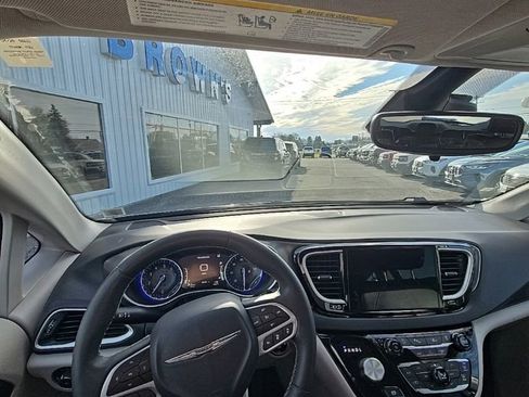 Used 2024 Chrysler Pacifica Touring-L FWD image 2