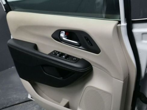 Used 2023 Chrysler Pacifica Touring-L image 14