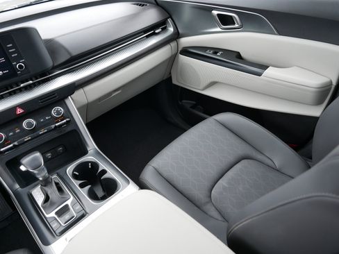 Certified 2024 Kia Carnival LX image 11