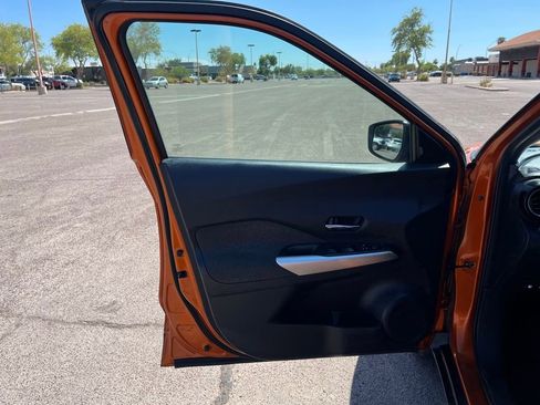 Used 2018 Nissan Kicks SV image 21