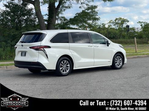 Used 2021 Toyota Sienna XLE FWD image 5