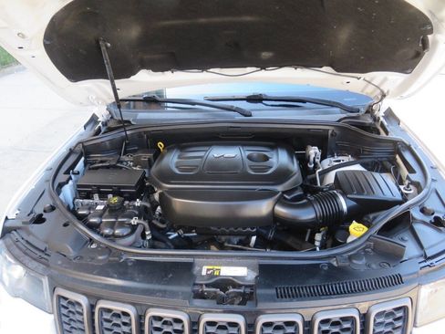 Used 2017 Jeep Grand Cherokee Laredo AWD/4WD image 36