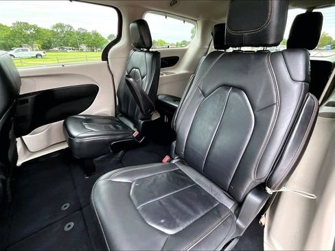 Used 2017 Chrysler Pacifica Touring-L w/ Tire & Wheel Group FWD image 23