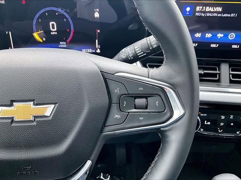 Used 2025 Chevrolet Trax LT w/ LT Convenience Package image 24