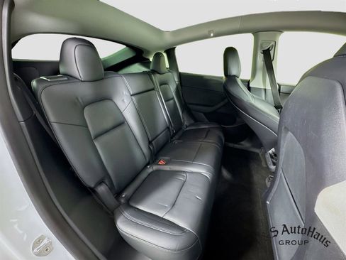 Used 2022 Tesla Model Y Long Range image 31