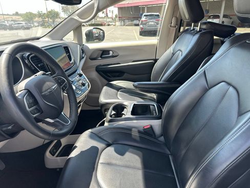Used 2023 Chrysler Pacifica Touring-L FWD image 7