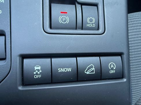 Used 2021 Toyota Highlander LE AWD/4WD image 5