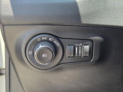 Used 2018 Jeep Compass Latitude w/ Popular Equipment Group FWD image 21
