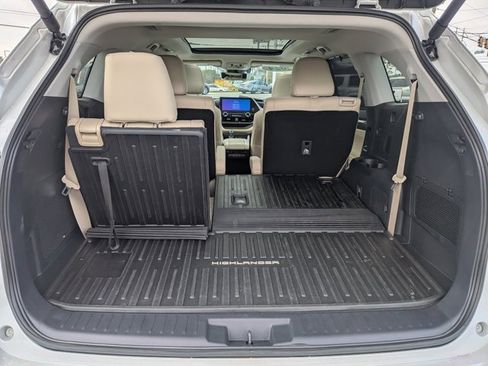 Used 2024 Toyota Highlander Platinum image 12