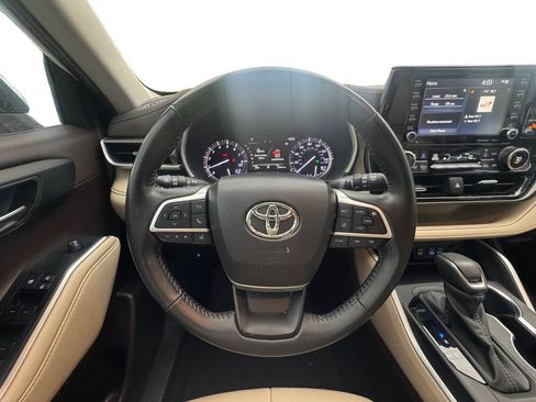 Used 2022 Toyota Highlander XLE FWD image 14