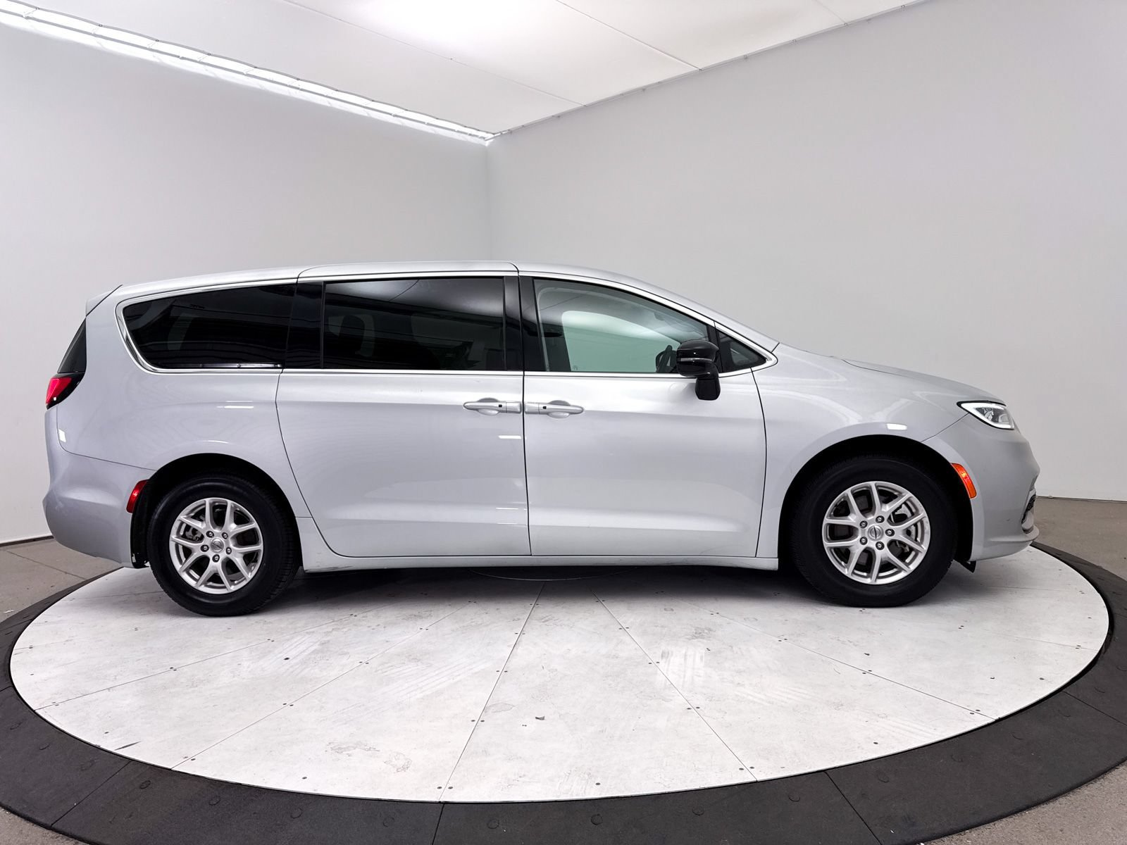 Used 2024 Chrysler Pacifica Touring-L FWD image 36