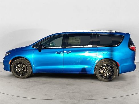 New 2026 Chrysler Pacifica Select image 2