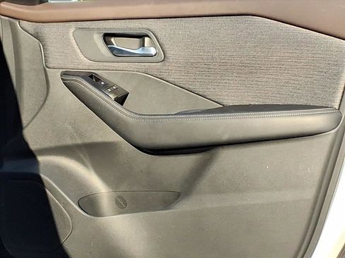 Used 2022 Nissan Rogue SV image 6