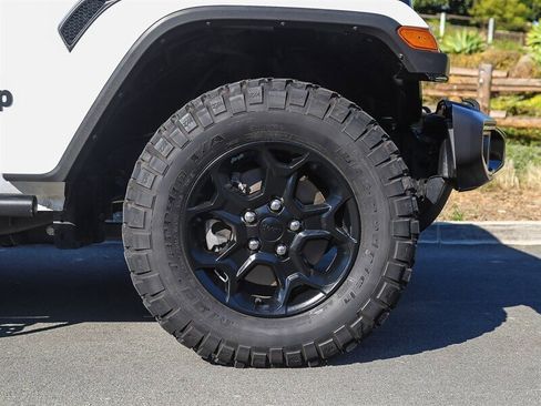 Used 2023 Jeep Gladiator Willys image 12