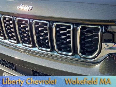 Used 2023 Jeep Grand Cherokee L Limited AWD/4WD image 3