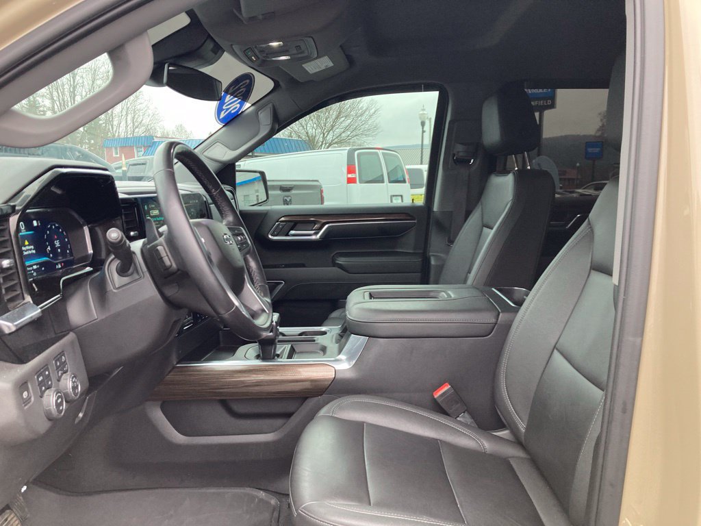 Used 2022 Chevrolet Silverado 1500 LT Trail Boss w/ LT Trail Boss Premium Package AWD/4WD image 3