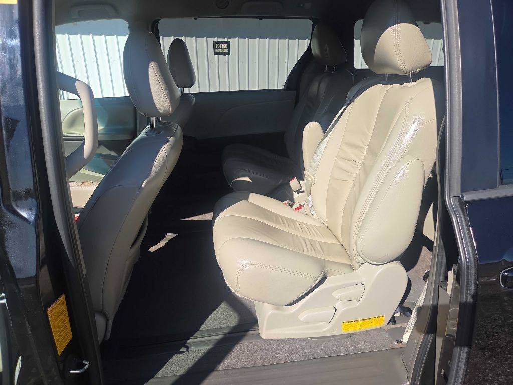 Used 2014 Toyota Sienna LE FWD image 15