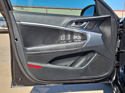 Used 2025 Genesis G70 2.5T image 13