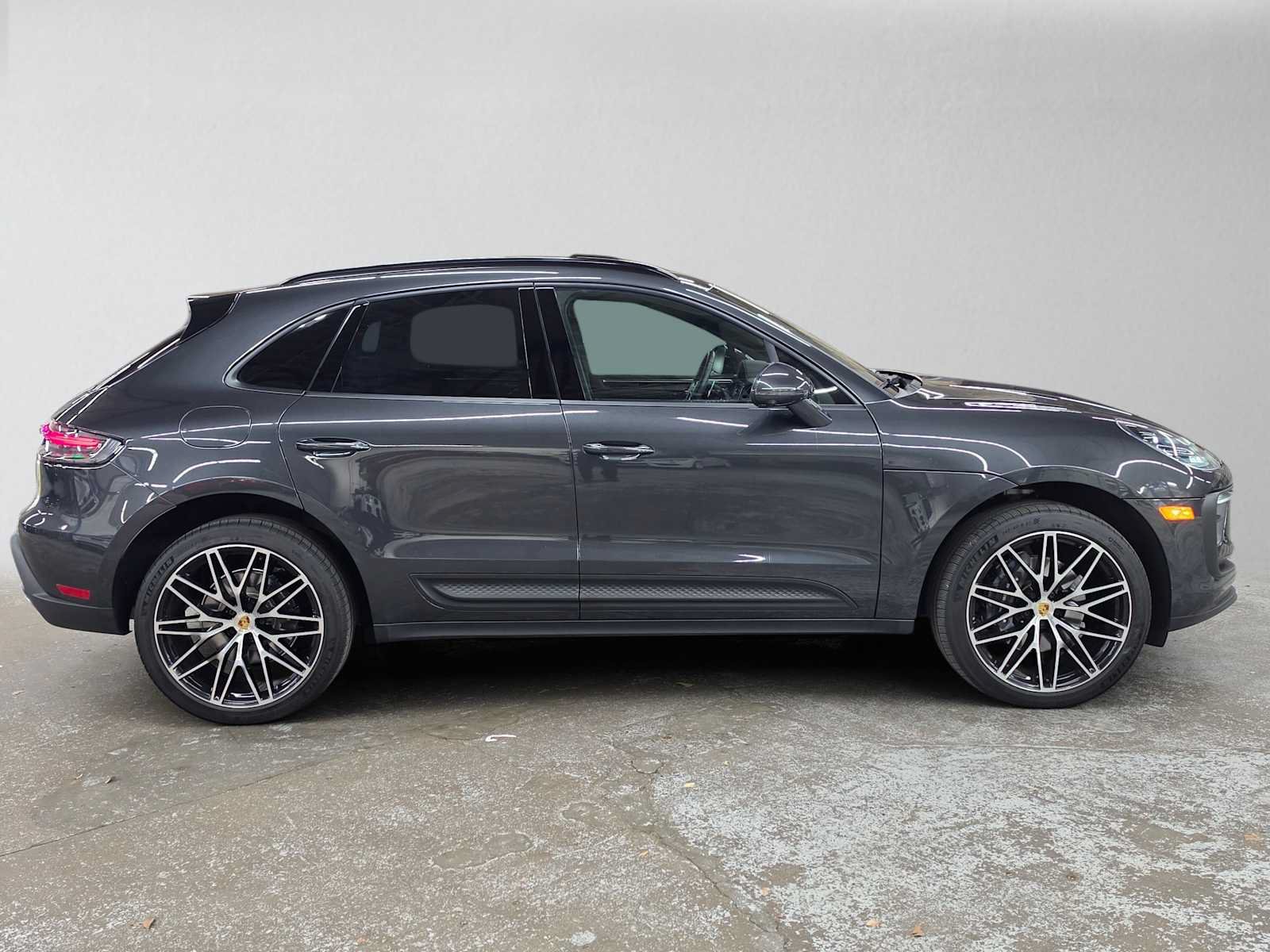 Used 2025 Porsche Macan AWD/4WD image 2